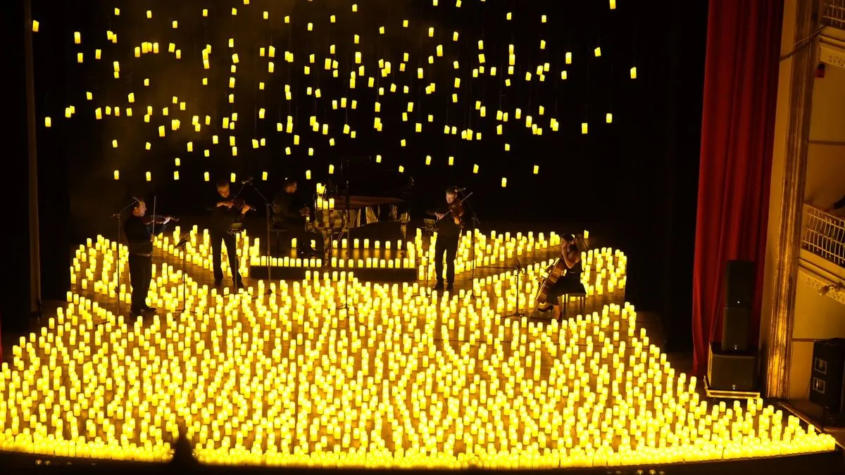 O palco montado à luz de velas