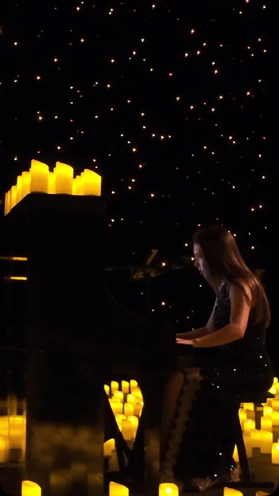 Piano e velas na abertura da noite