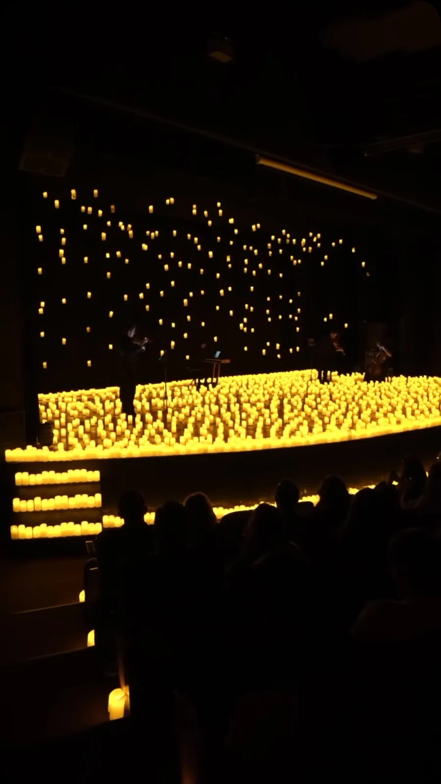 Milhares de velas montadas uma a uma